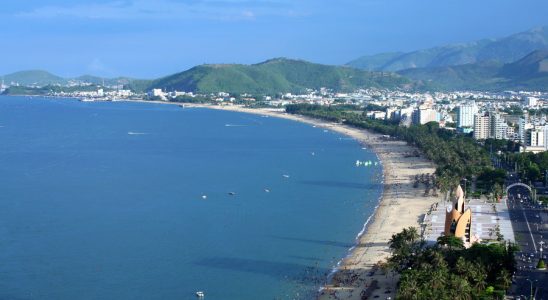 Kết quả hình ảnh cho tắm biển nha trang